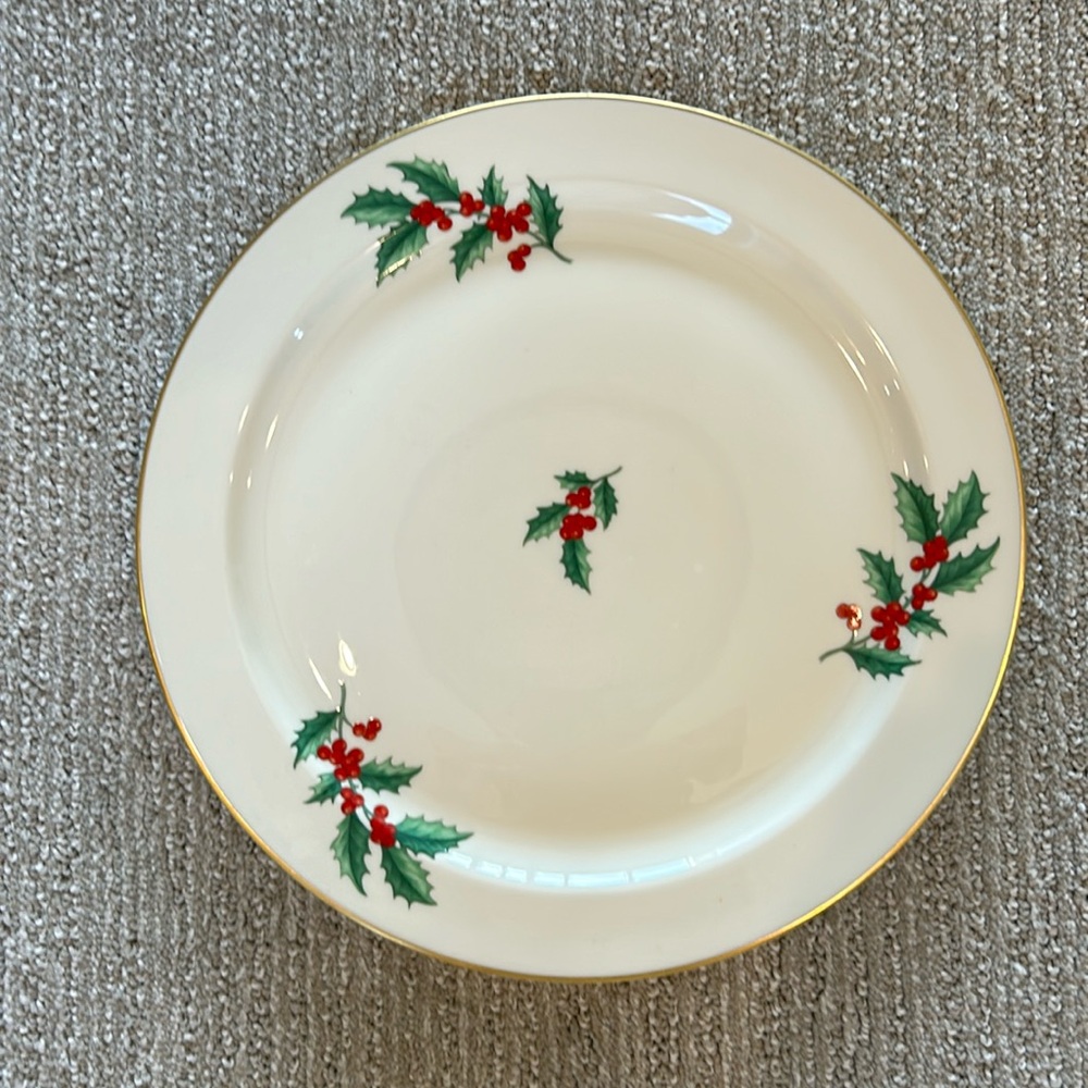 PICKARD CHINA 13” CHRISTMAS HOLLY PLATE WITH GOLD TRIM. Perfect Condition.